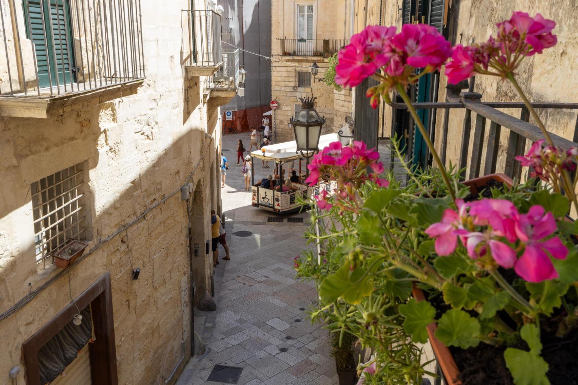Palazzo Della Contessa - Suites & Breakfast Lecce Exterior photo